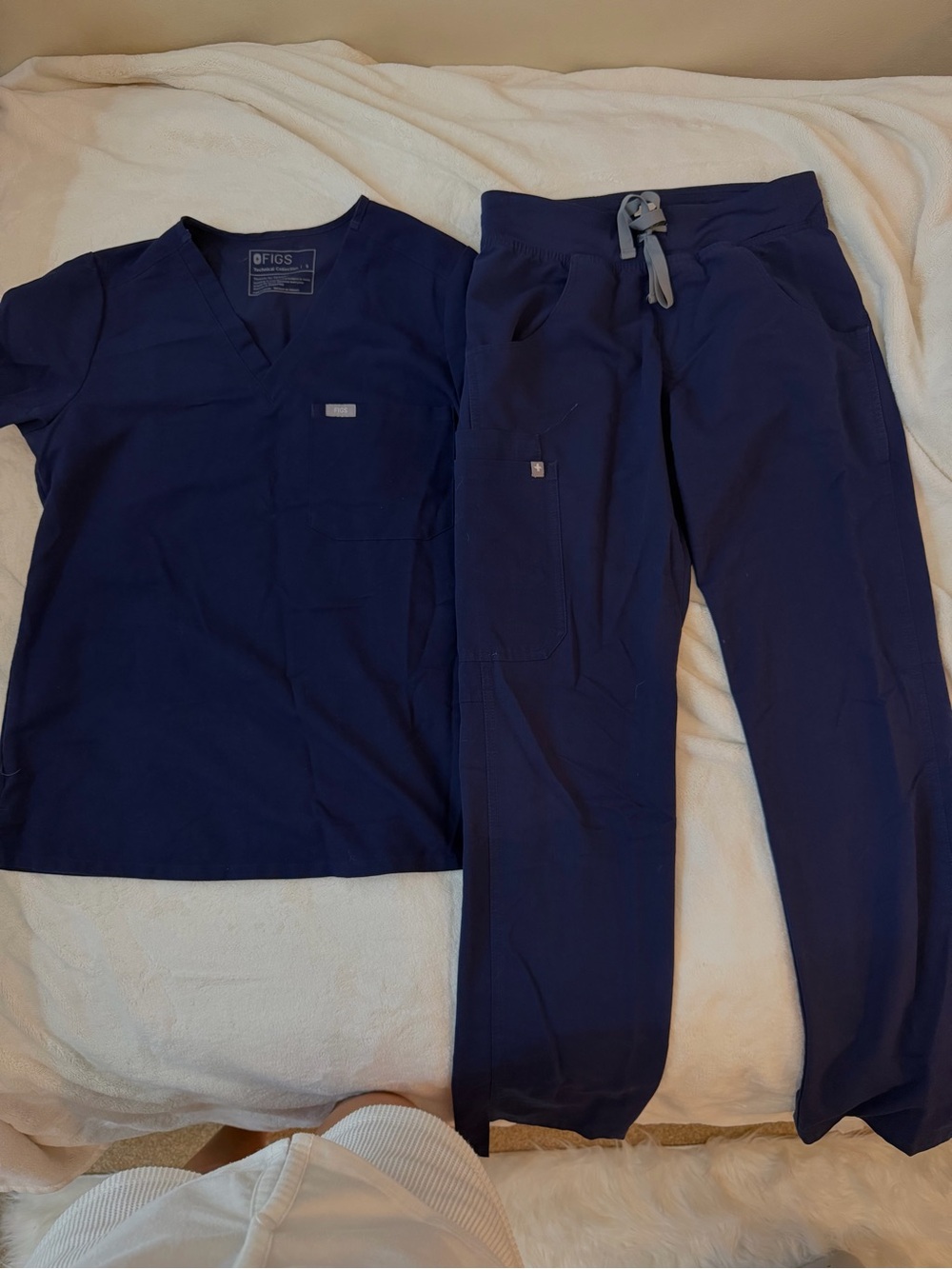 Figs Navy V-Neck Scrub Top and Jogger Pants Set